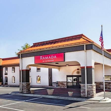 Ramada By Wyndham Hendersonville Exterior foto