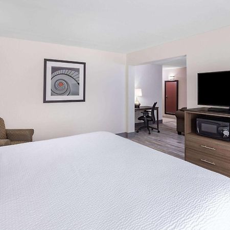 Ramada By Wyndham Hendersonville Exterior foto