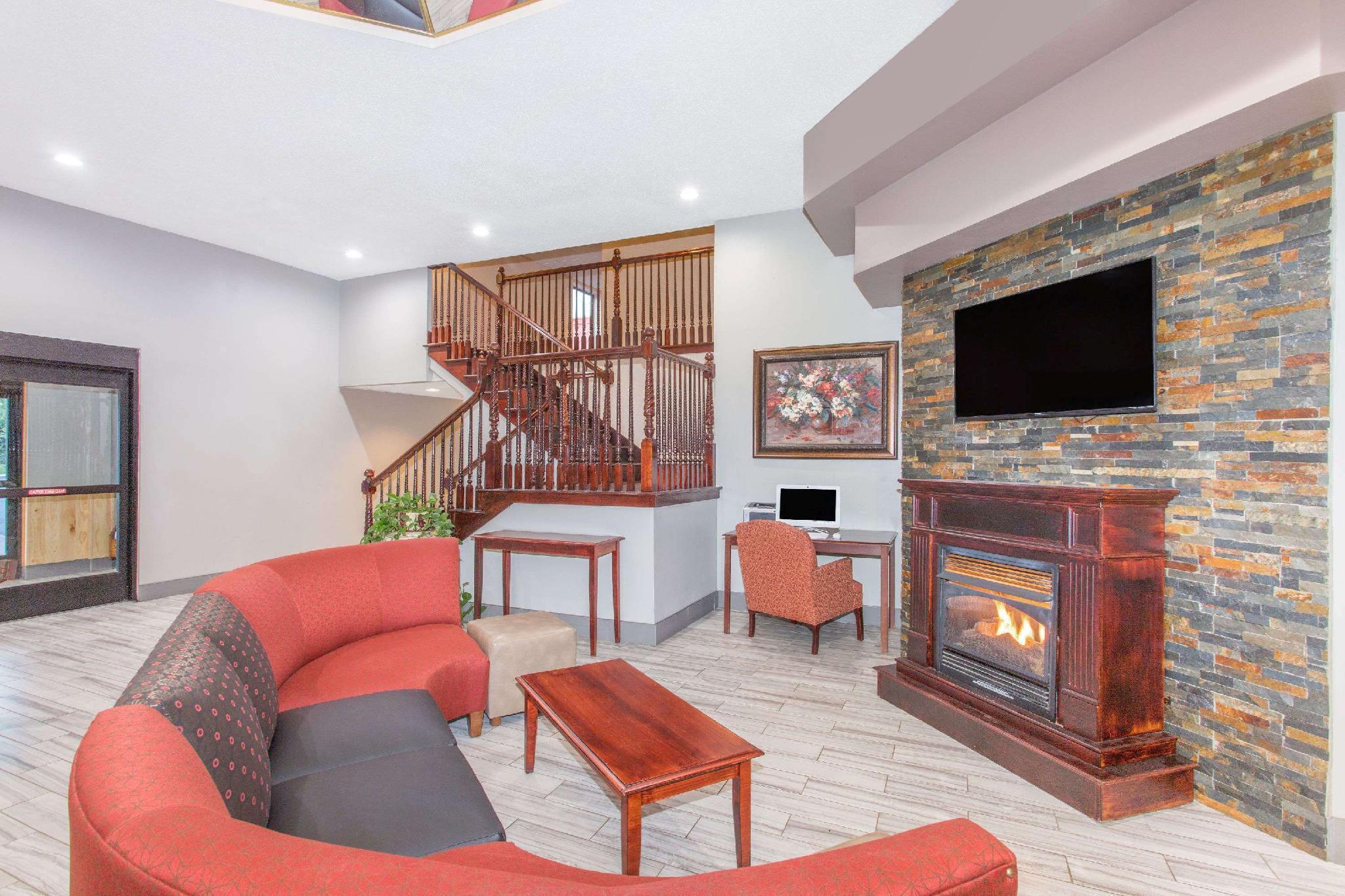 Ramada By Wyndham Hendersonville Exterior foto