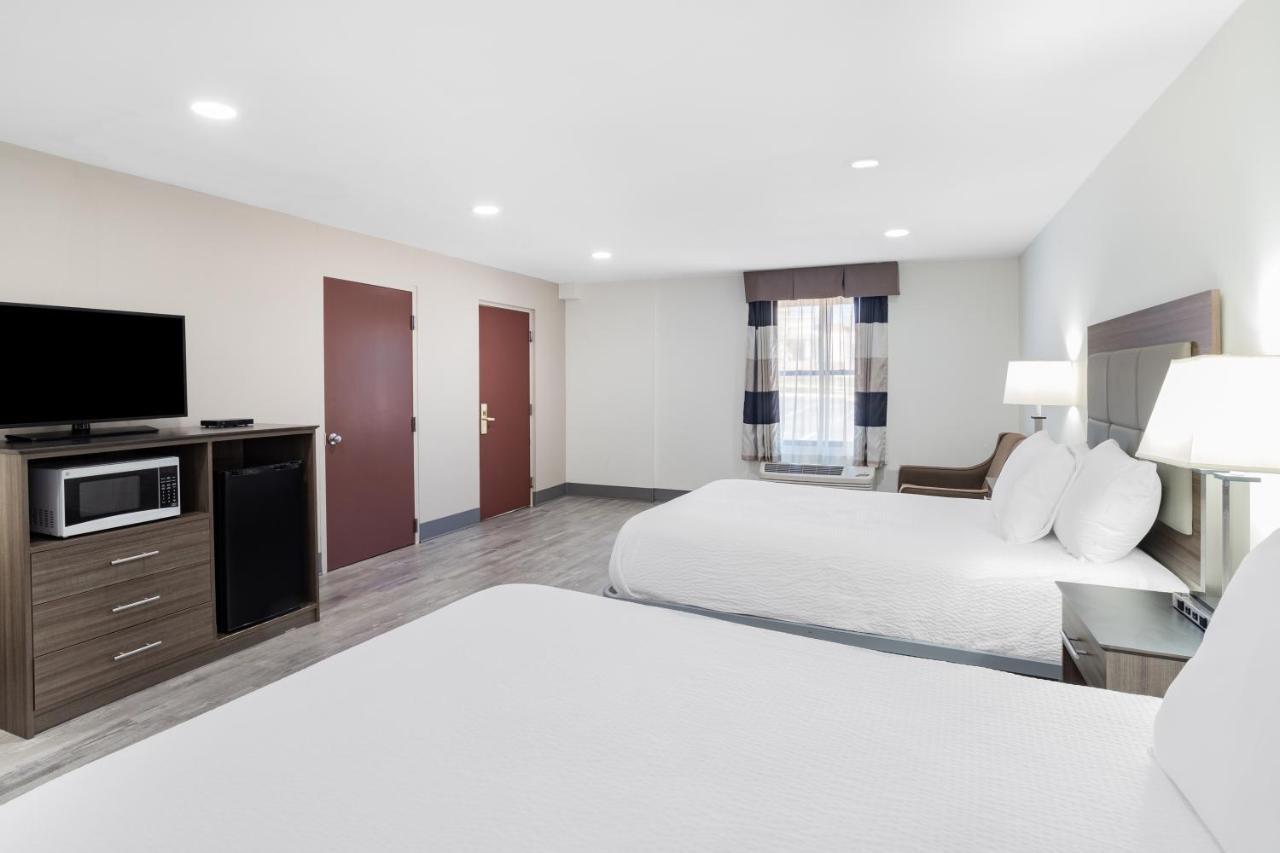 Ramada By Wyndham Hendersonville Exterior foto