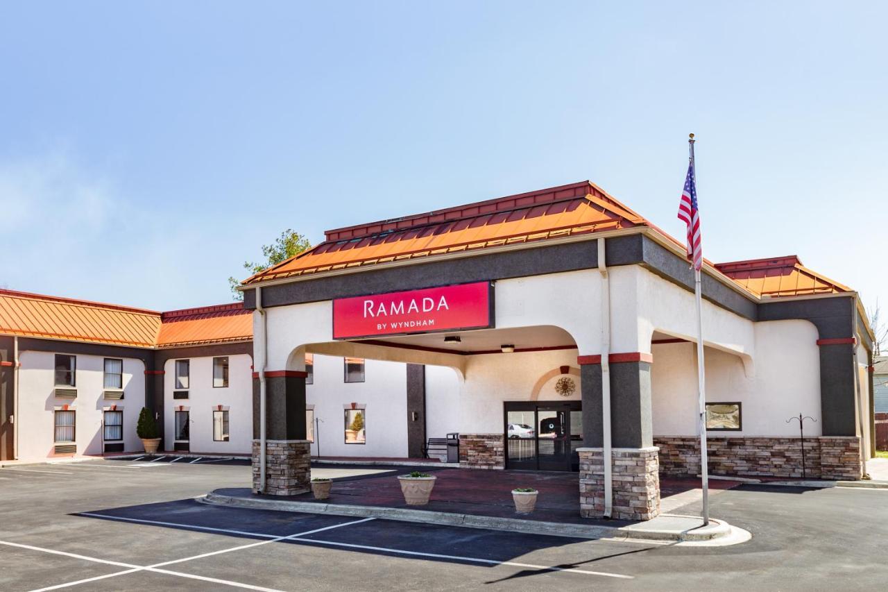 Ramada By Wyndham Hendersonville Exterior foto