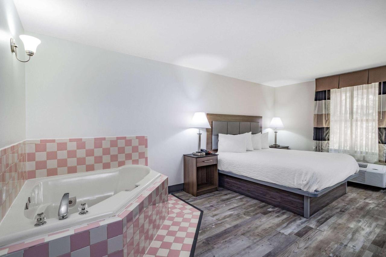 Ramada By Wyndham Hendersonville Exterior foto