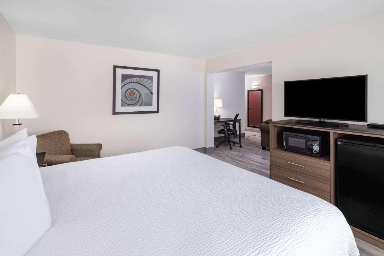 Ramada By Wyndham Hendersonville Exterior foto