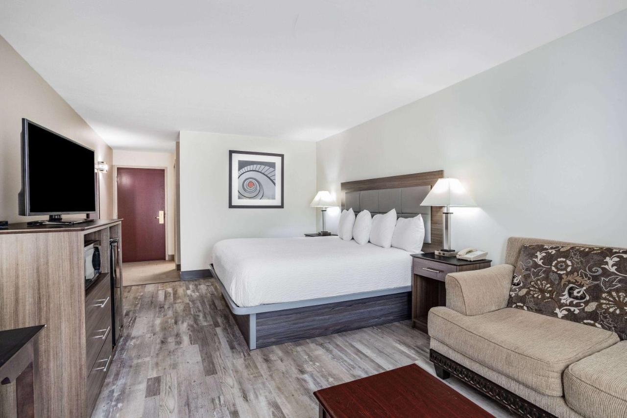 Ramada By Wyndham Hendersonville Exterior foto