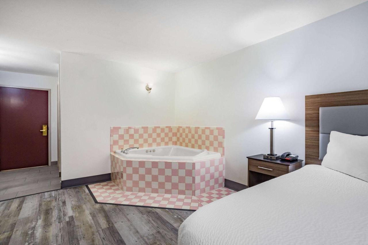 Ramada By Wyndham Hendersonville Exterior foto