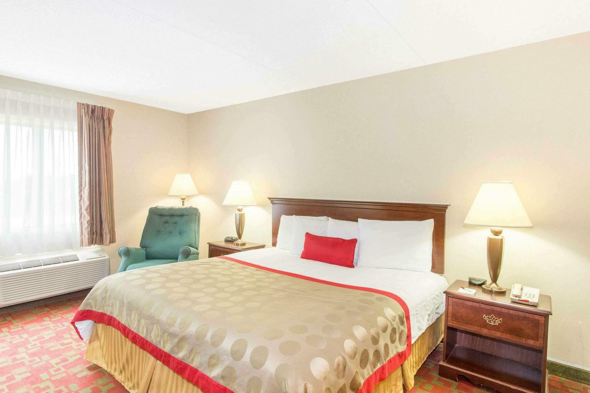 Ramada By Wyndham Hendersonville Exterior foto