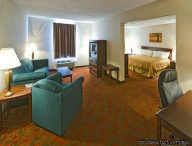 Ramada By Wyndham Hendersonville Exterior foto